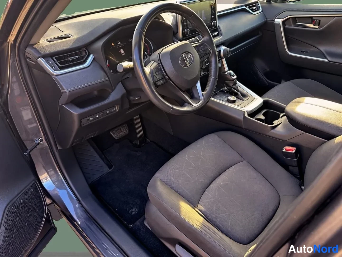 Grå Toyota RAV4 2020, förarplats, bild 6