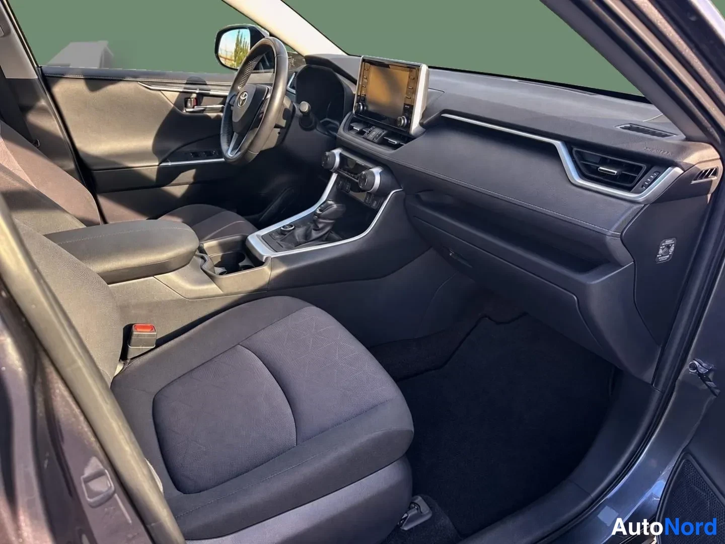 Grå Toyota RAV4 2020, förarplats, bild 7