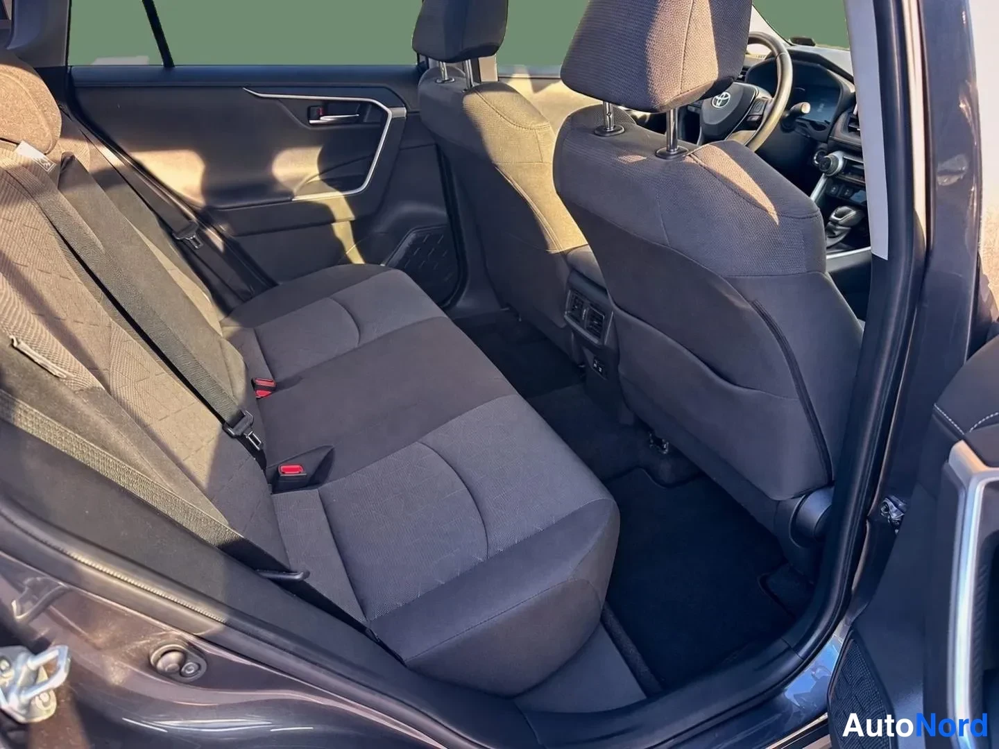 Grå Toyota RAV4 2020, baksäten, bild 9