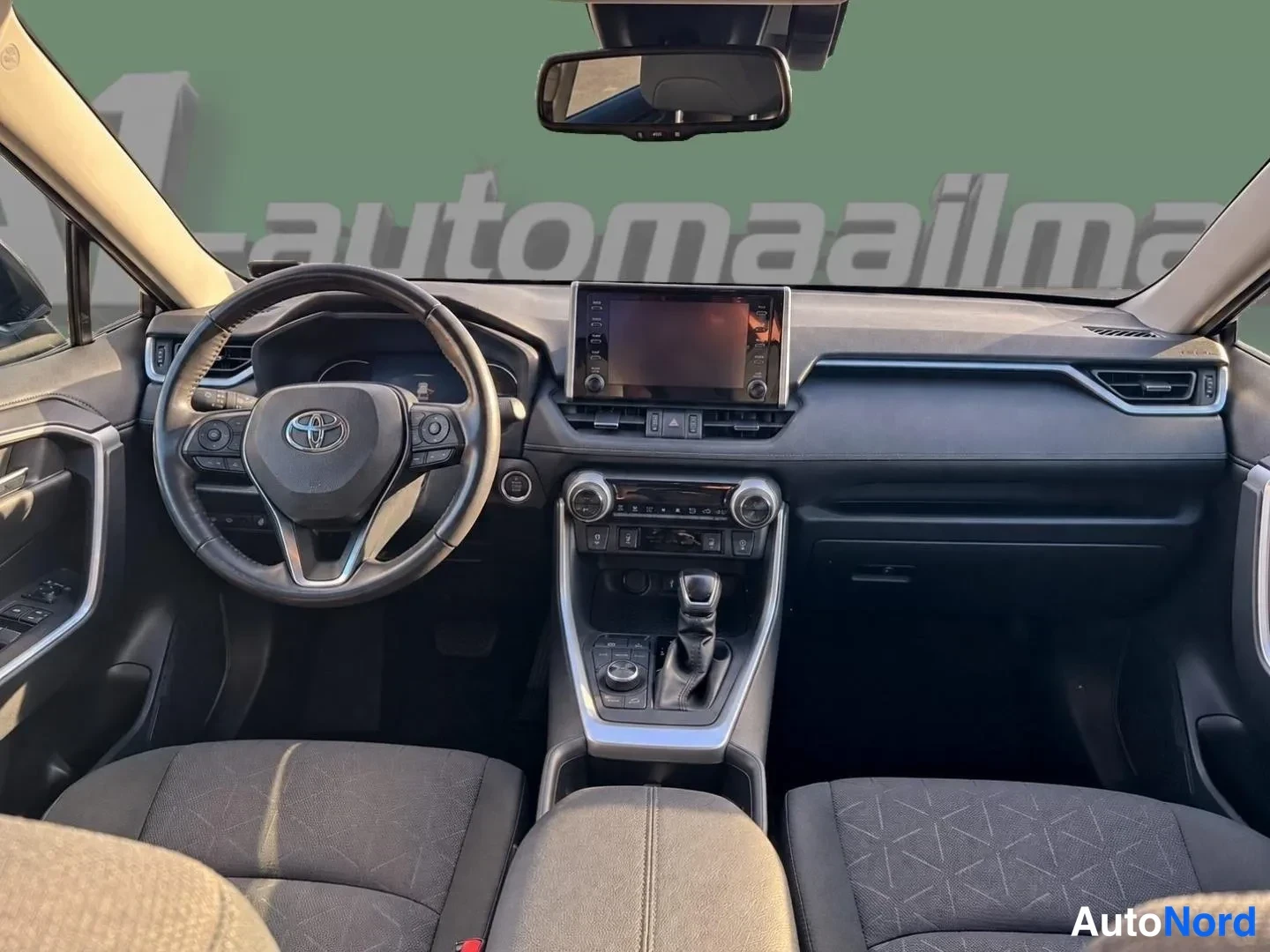 Grå Toyota RAV4 2020, förarplats, bild 8