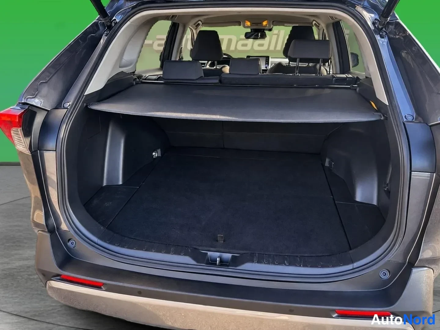 Grå Toyota RAV4 2020, bagageutrymme, bild 10