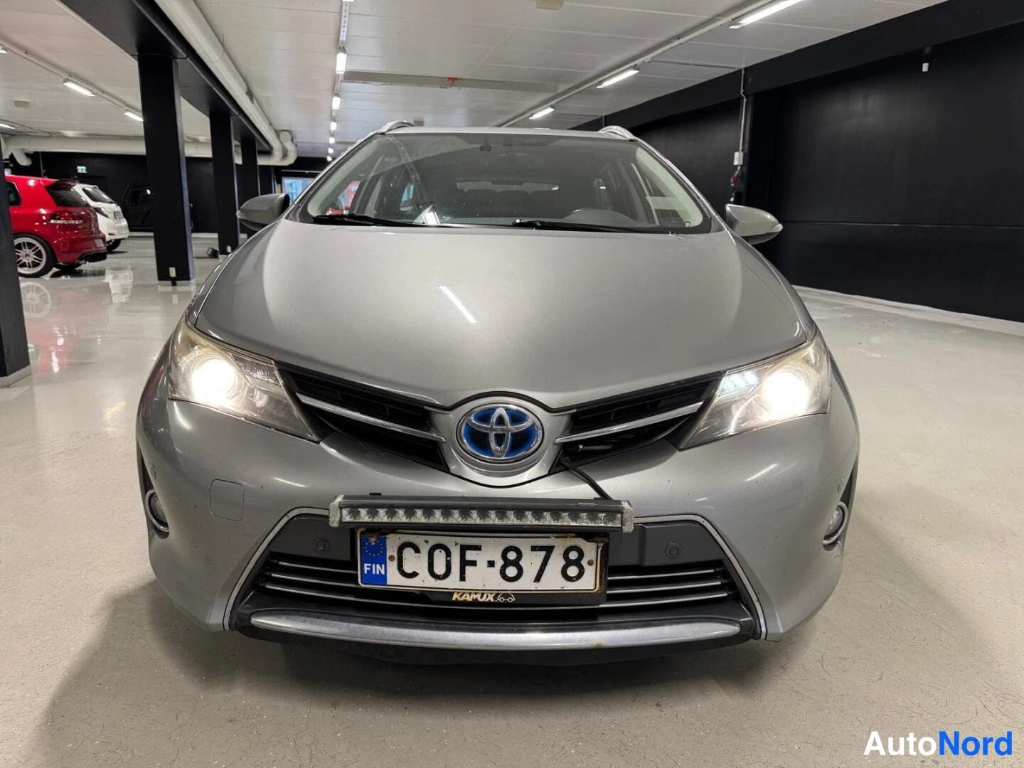 Harmaa Toyota Auris 2014, edestä, kuva 3