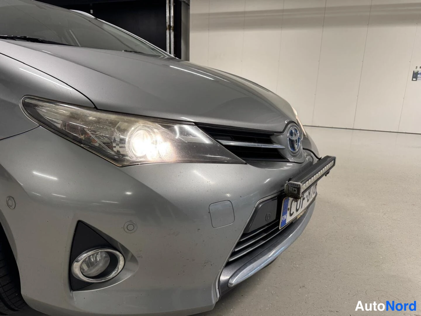 Harmaa Toyota Auris 2014, edestä, kuva 4