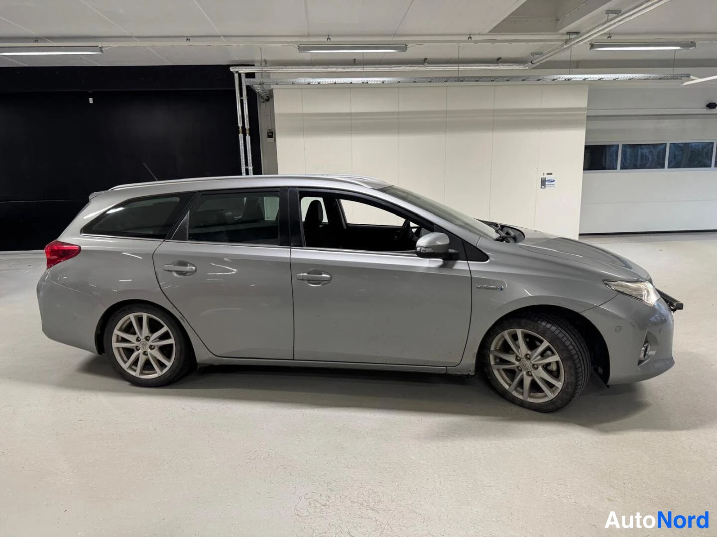 Harmaa Toyota Auris 2014, sivulta, kuva 5