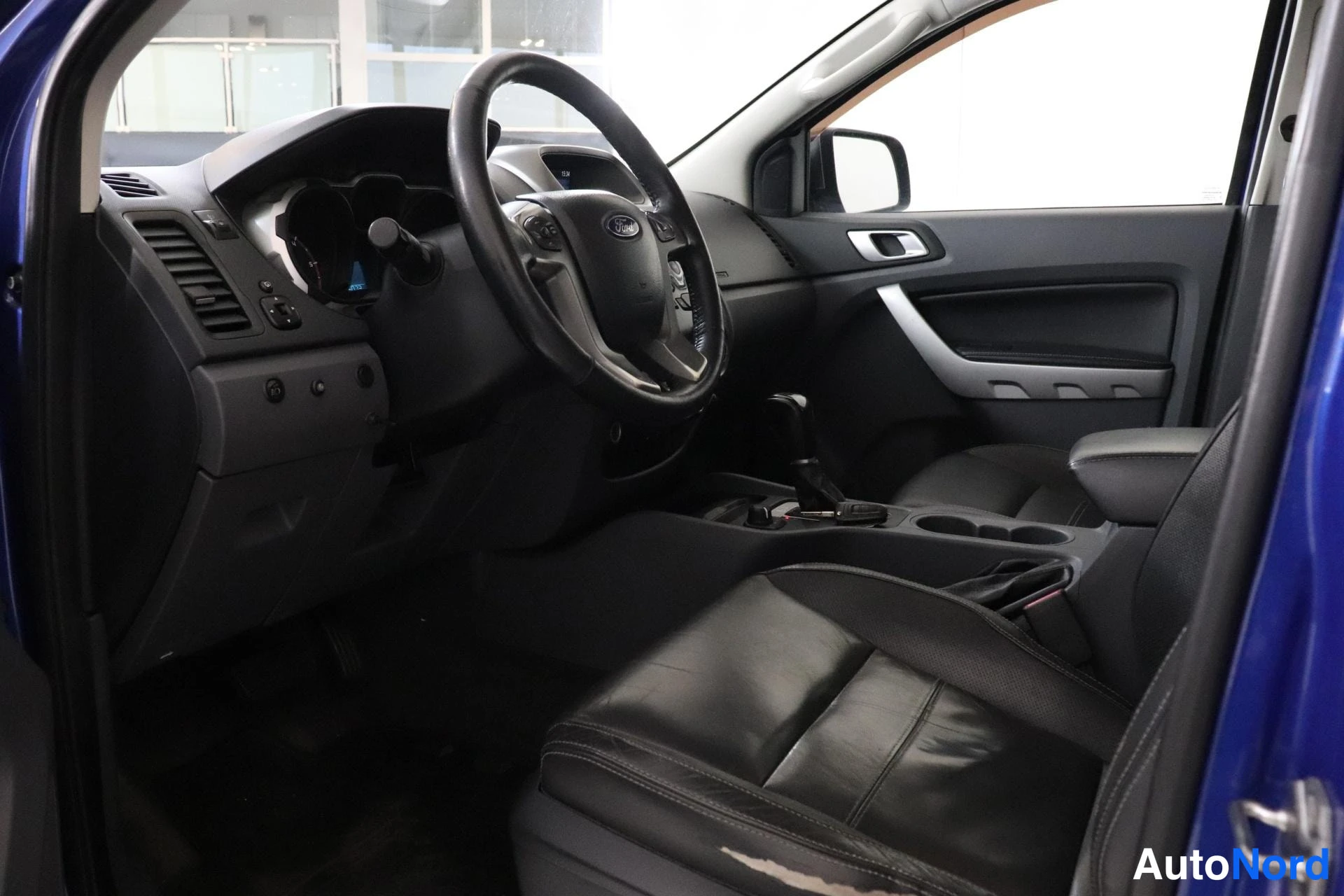Sininen Ford Ranger 2015, ohjaamo, kuva 7