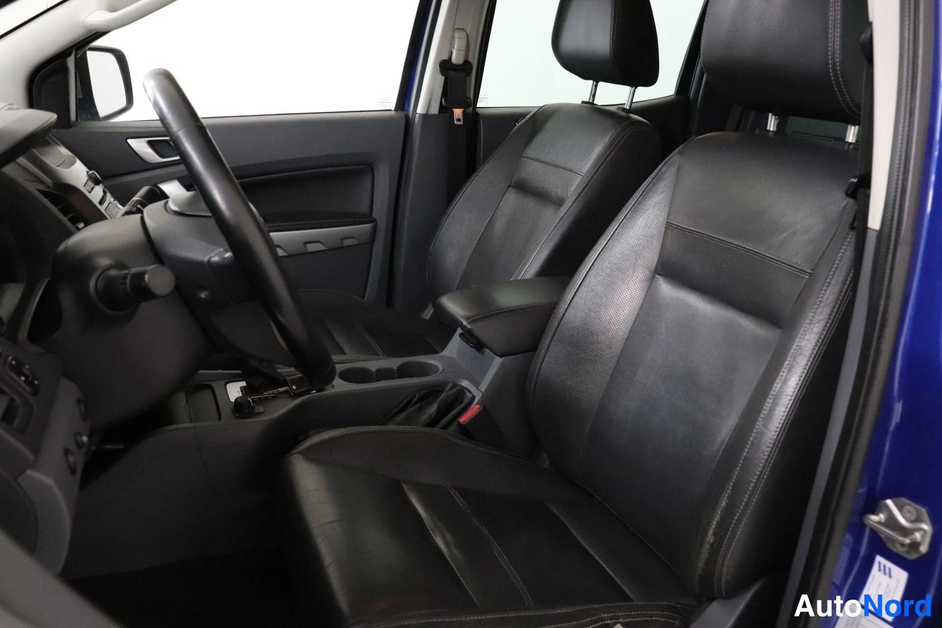 Sininen Ford Ranger 2015, etuistuimet, kuva 9