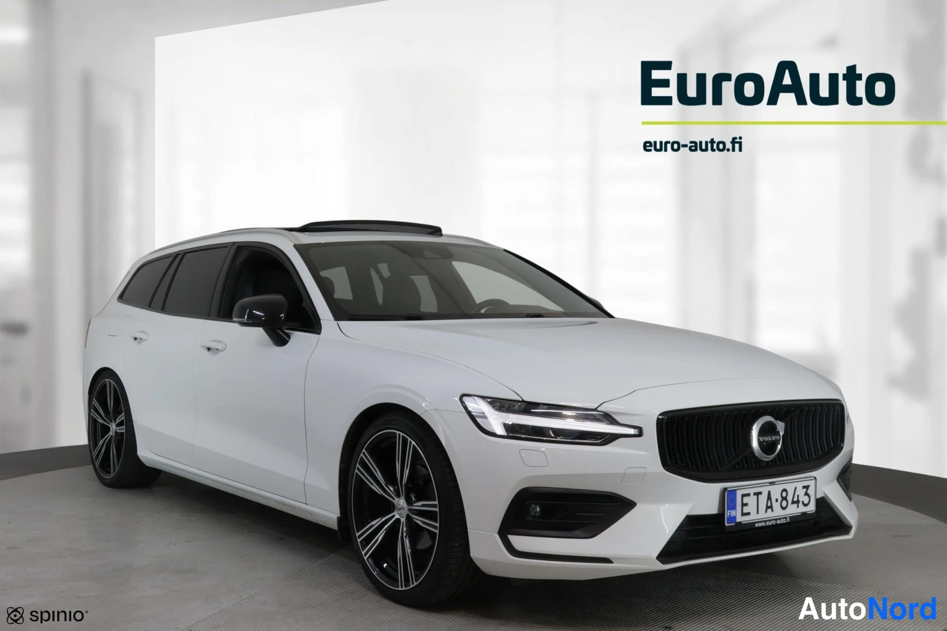 Valkoinen Volvo V60 2019, etuviisto, keula oikealle, kuva 3