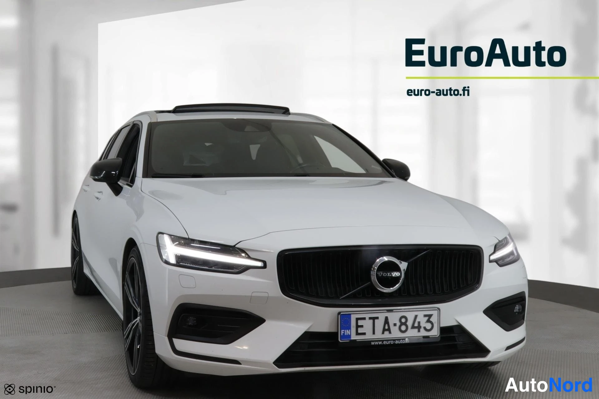 Valkoinen Volvo V60 2019, etuviisto, keula oikealle, kuva 4