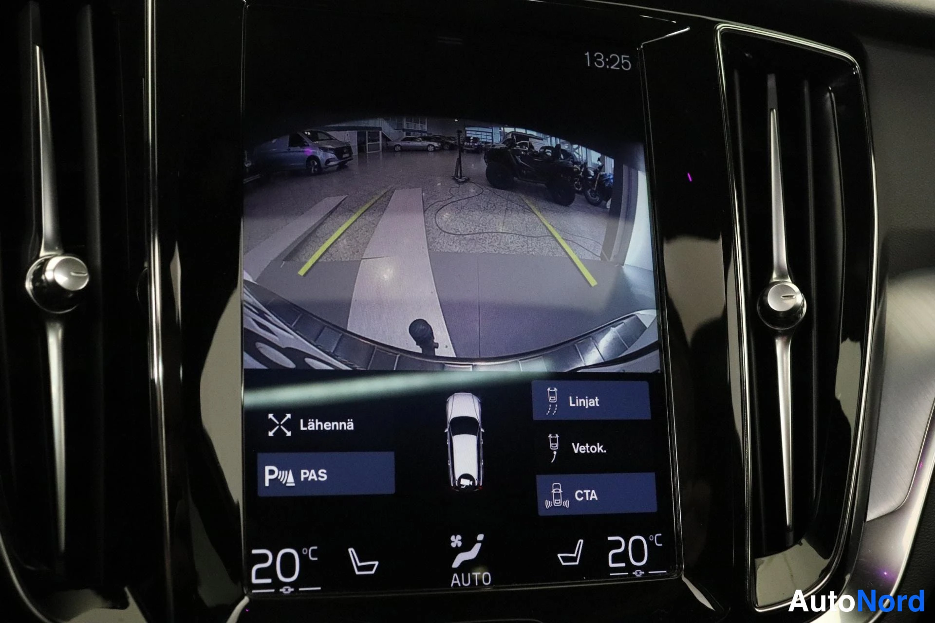 Valkoinen Volvo V60 2019, yksityiskohta, kuva 15