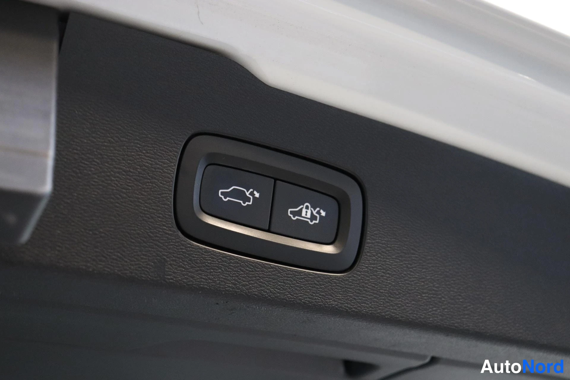 Valkoinen Volvo V60 2019, yksityiskohta, kuva 16