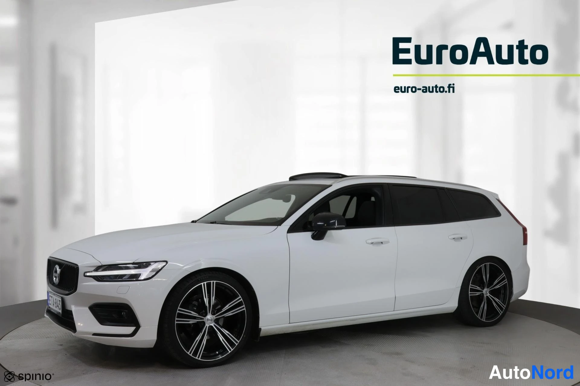 Valkoinen Volvo V60 2019, etuviisto, keula vasemmalle, kuva 2