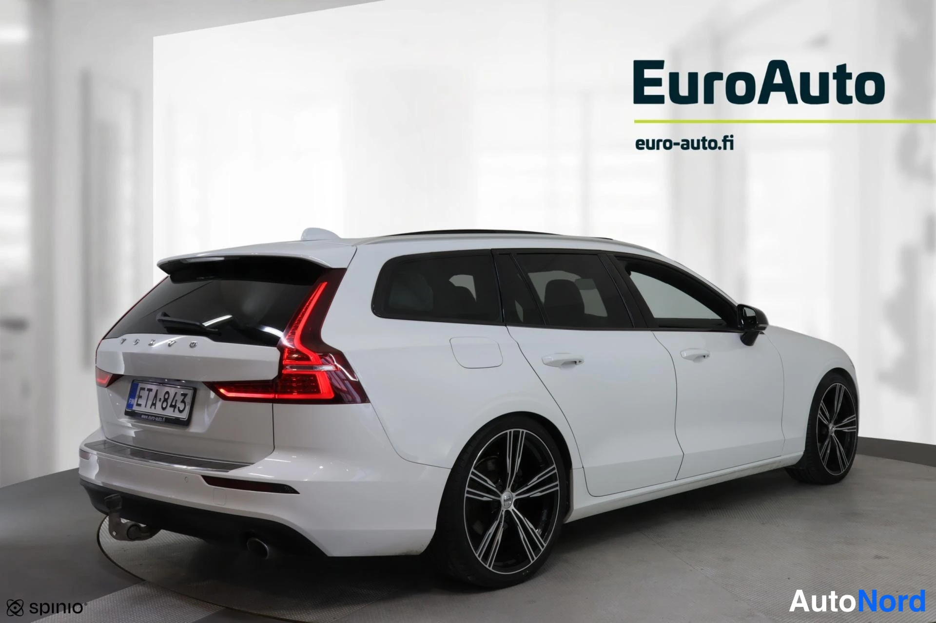 Valkoinen Volvo V60 2019, takaviisto, kuva 5