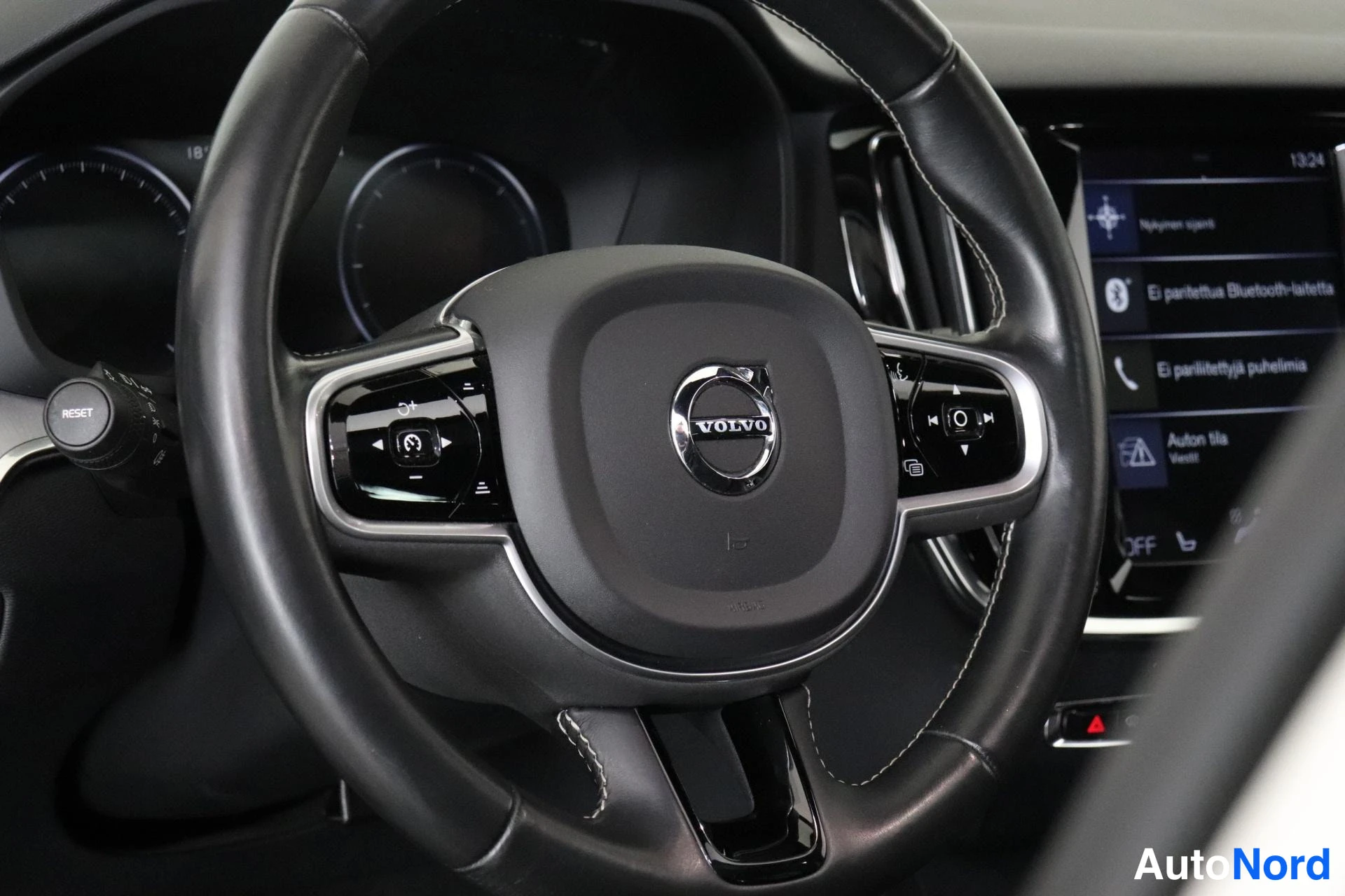 Valkoinen Volvo V60 2019, yksityiskohta, kuva 10