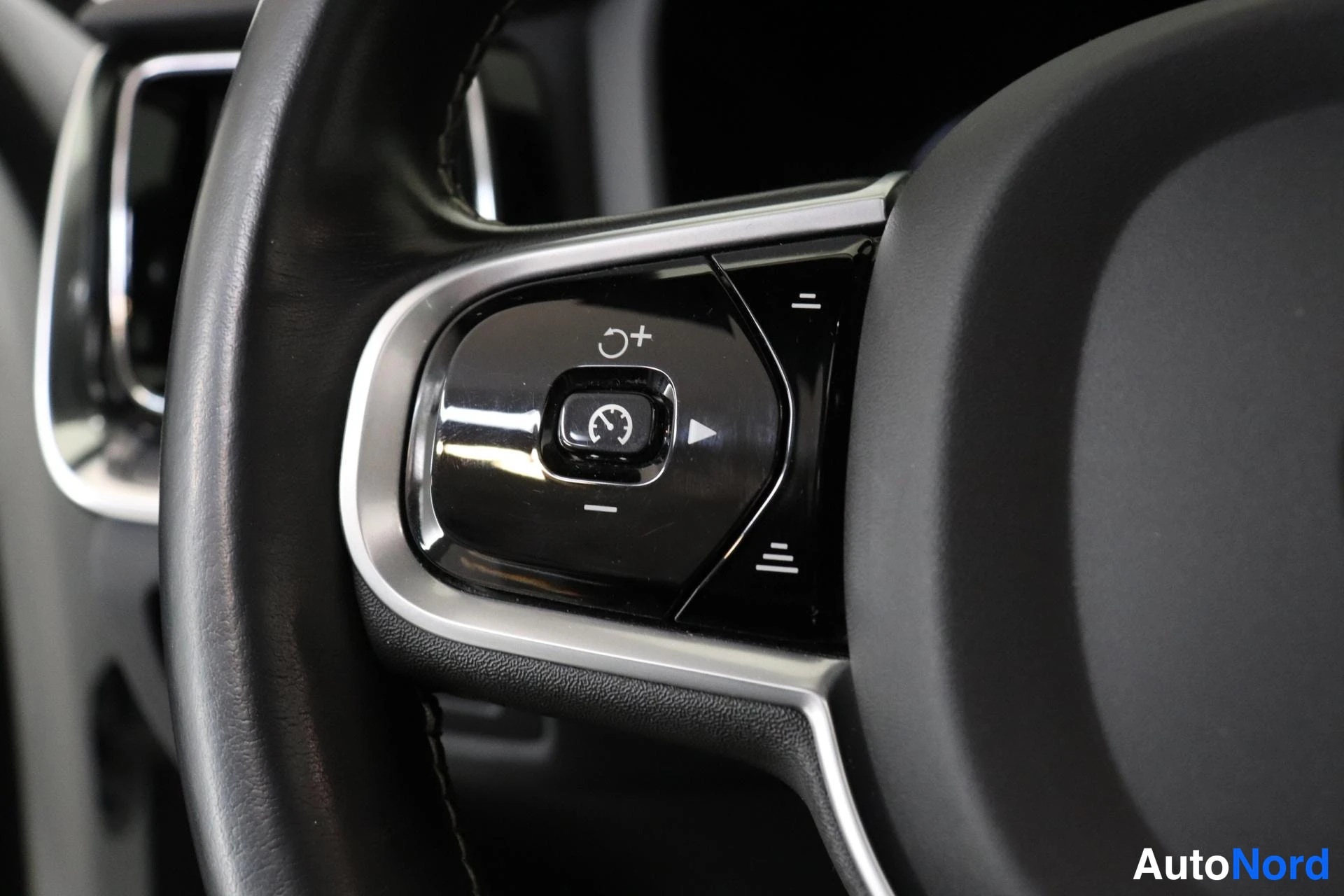 Valkoinen Volvo V60 2019, yksityiskohta, kuva 12