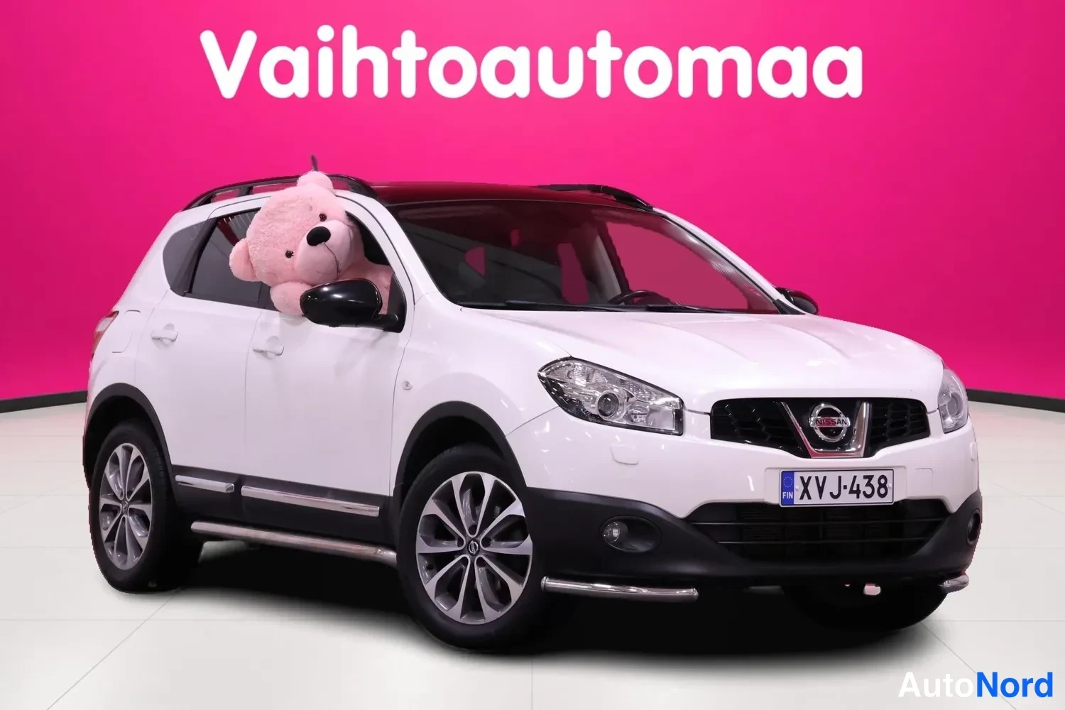 Valkoinen Nissan Qashqai 2013, etuviisto, keula oikealle, kuva 3