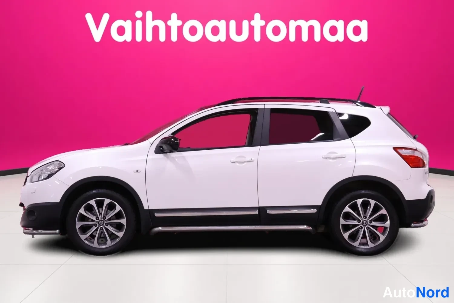 Valkoinen Nissan Qashqai 2013, etuviisto, keula vasemmalle, kuva 2