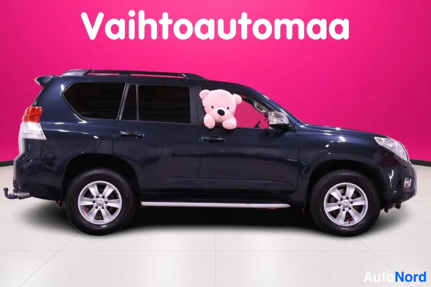 Harmaa Toyota Land Cruiser 2010, etuviisto, keula oikealle, kuva 3