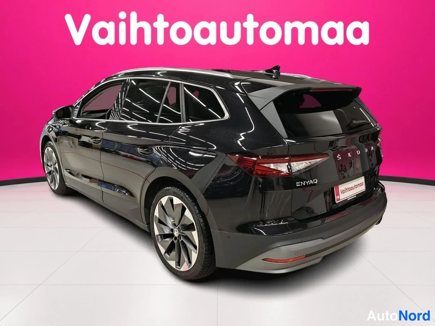 Musta Skoda Enyaq iV 2022, takaviisto, kuva 4