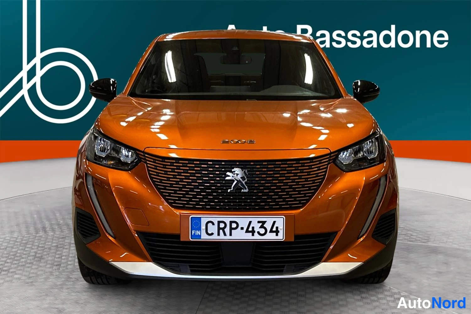 Oranssi Peugeot E-2008 2023, edestä, kuva 4