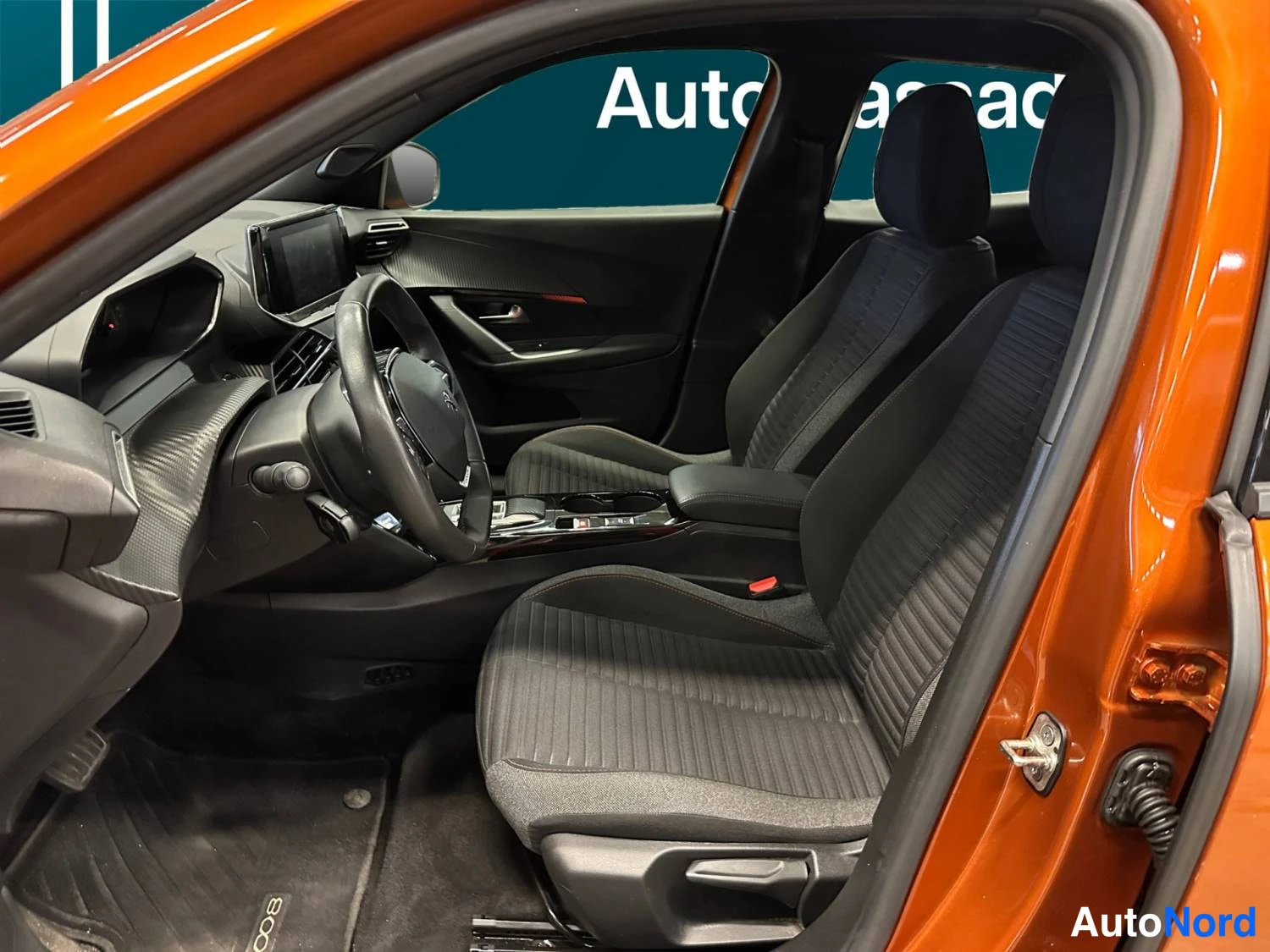 Oranssi Peugeot E-2008 2023, ohjaamo, kuva 12