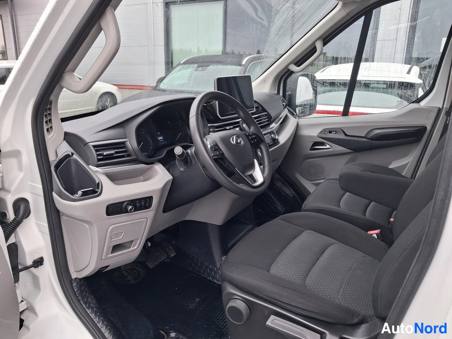 Valkoinen Maxus DELIVER 9 2023, ohjaamo, kuva 7