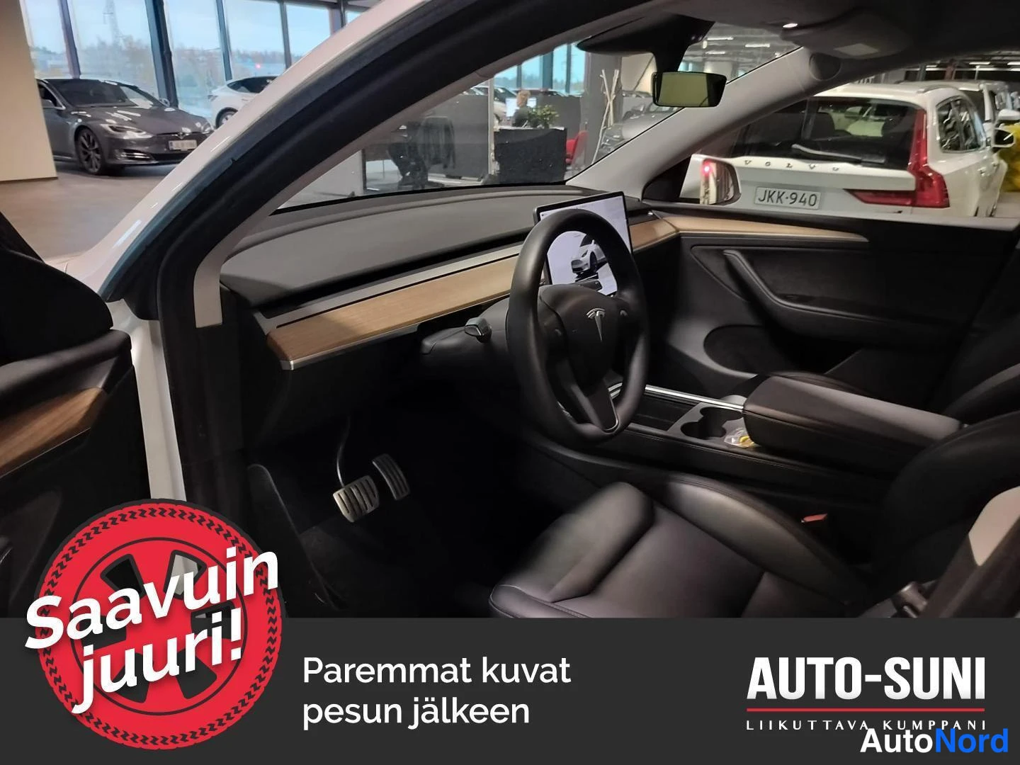 Vit Tesla Model Y 2023, förarplats, bild 7