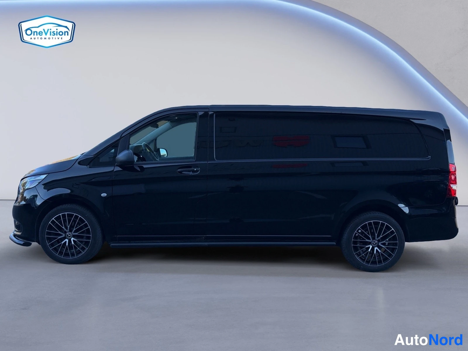 Musta Mercedes-Benz Vito 2024, sivulta, kuva 4