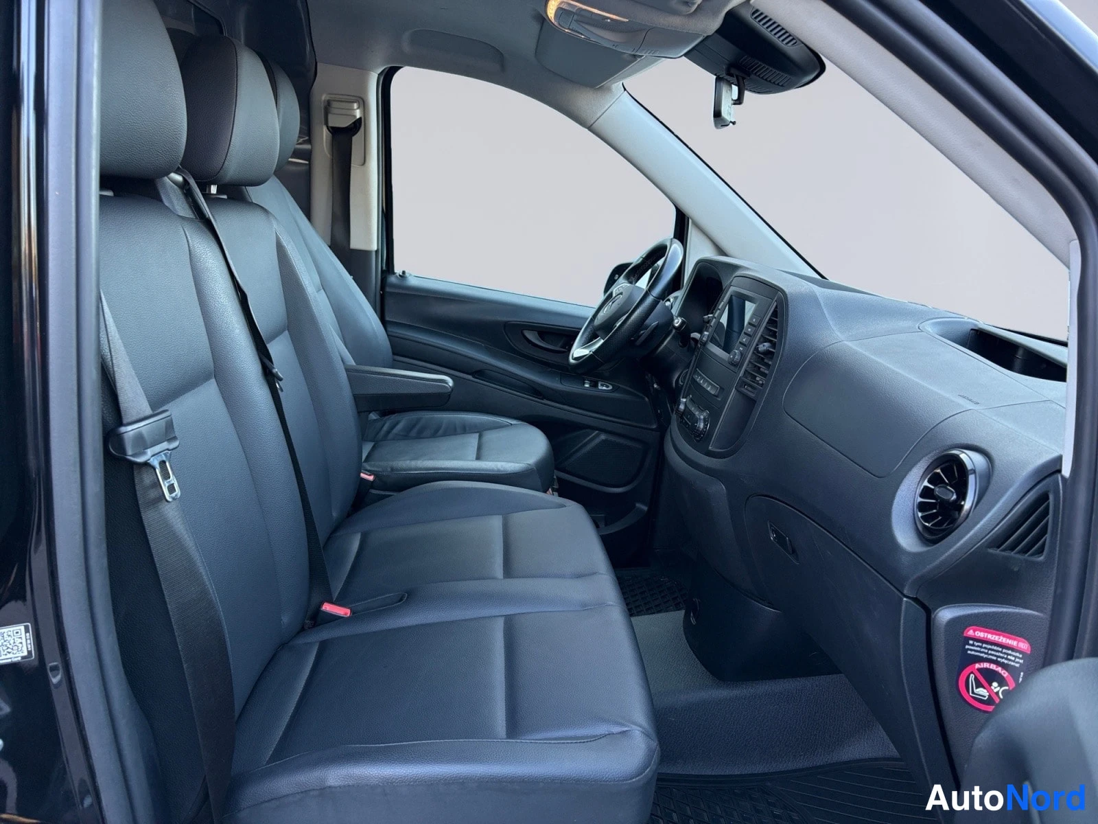 Musta Mercedes-Benz Vito 2024, ohjaamo, kuva 11