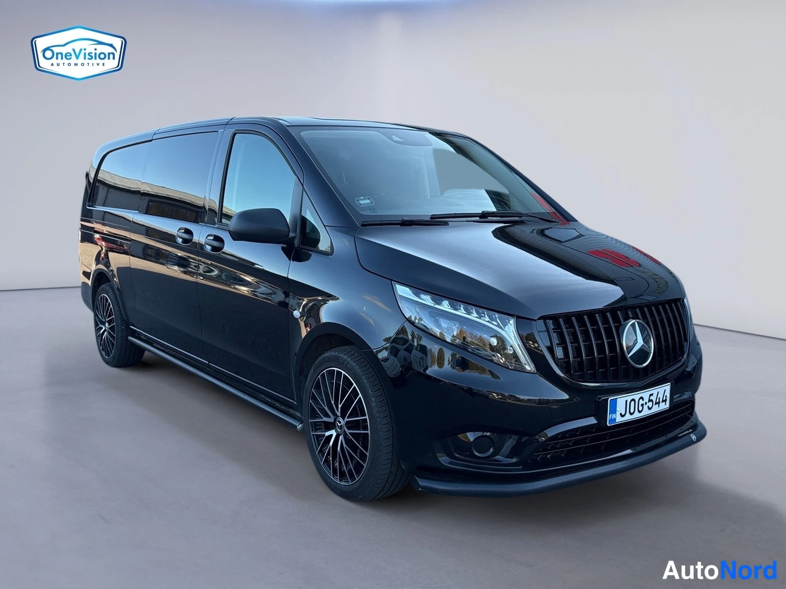 Musta Mercedes-Benz Vito 2024, etuviisto, keula oikealle, kuva 2