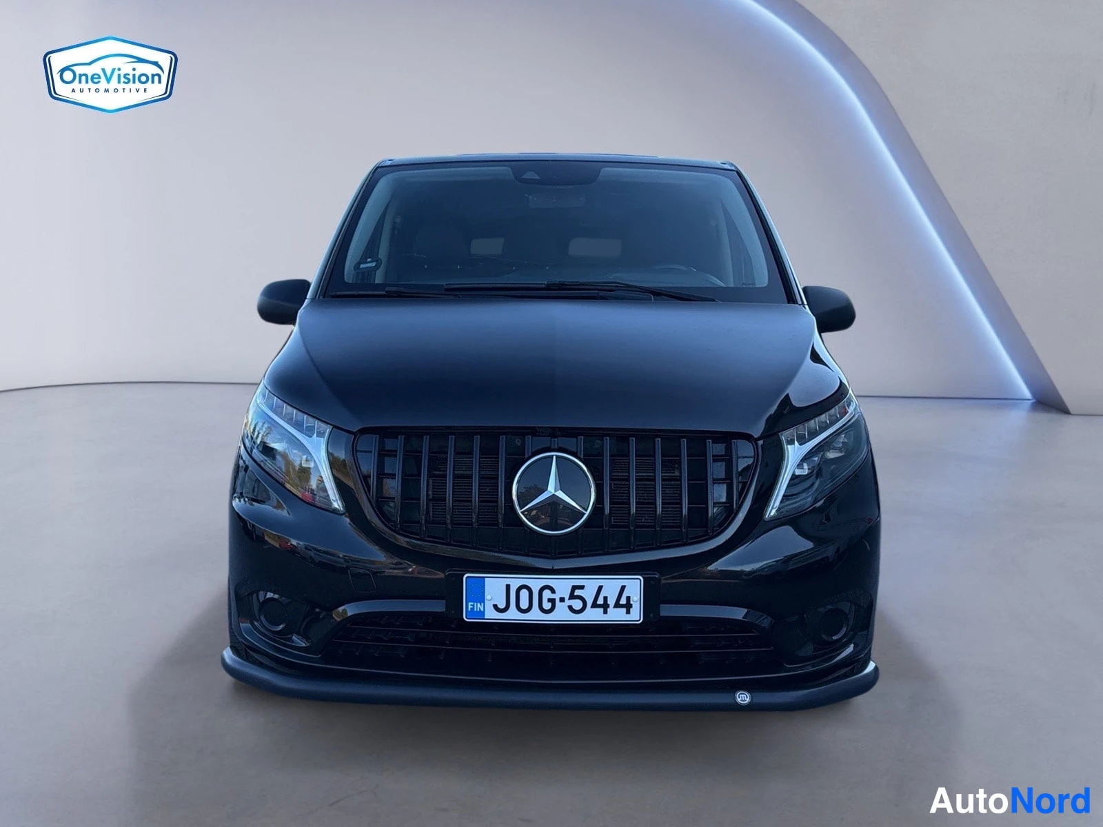 Musta Mercedes-Benz Vito 2024, edestä, kuva 3