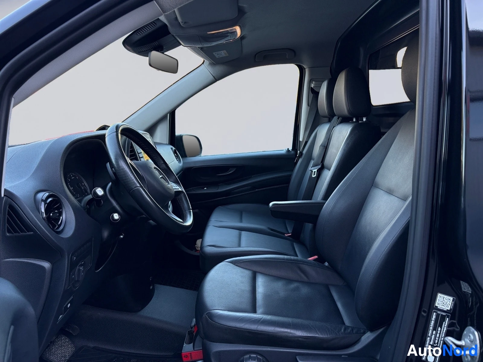 Musta Mercedes-Benz Vito 2024, ohjaamo, kuva 9