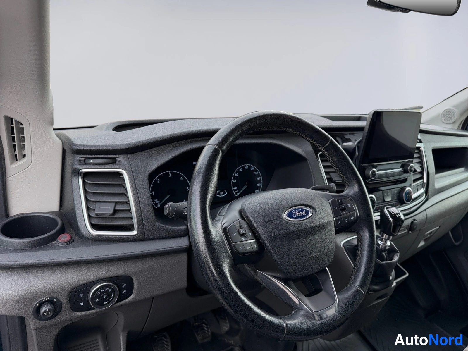 Sininen Ford Transit 2022, ohjaamo, kuva 10