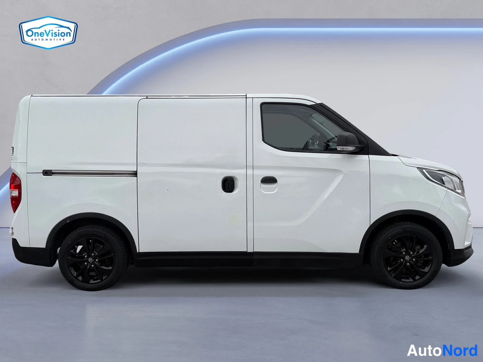 Valkoinen Maxus e-Deliver 3 2022, etuviisto, keula oikealle, kuva 3