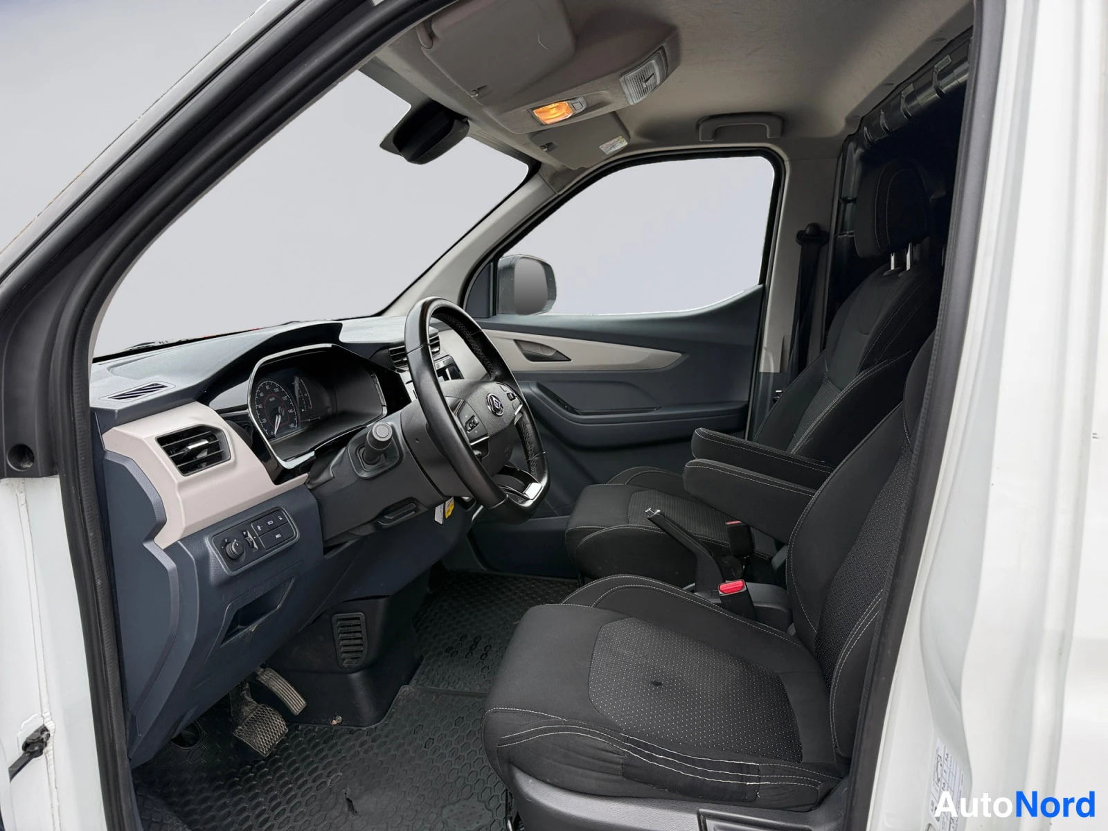 Valkoinen Maxus e-Deliver 3 2022, ohjaamo, kuva 9