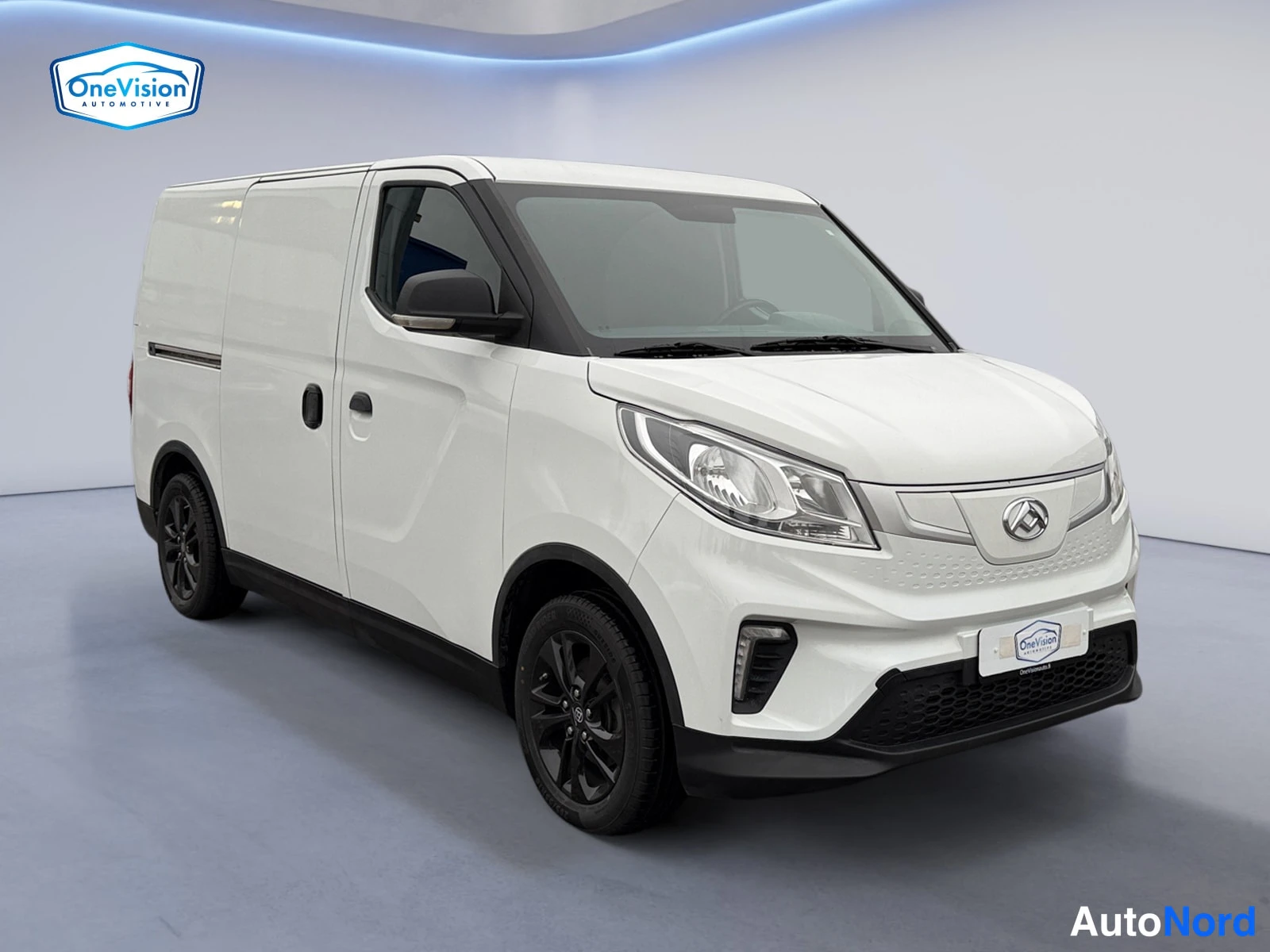 Valkoinen Maxus e-Deliver 3 2022, etuviisto, keula oikealle, kuva 3
