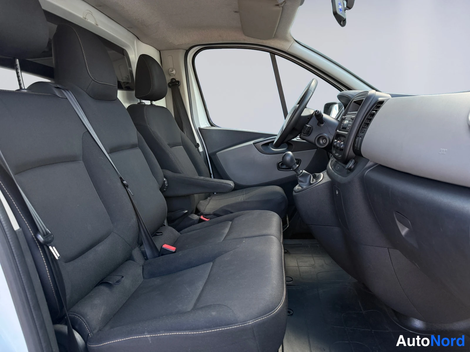 Valkoinen Renault Trafic 2015, ohjaamo, kuva 10