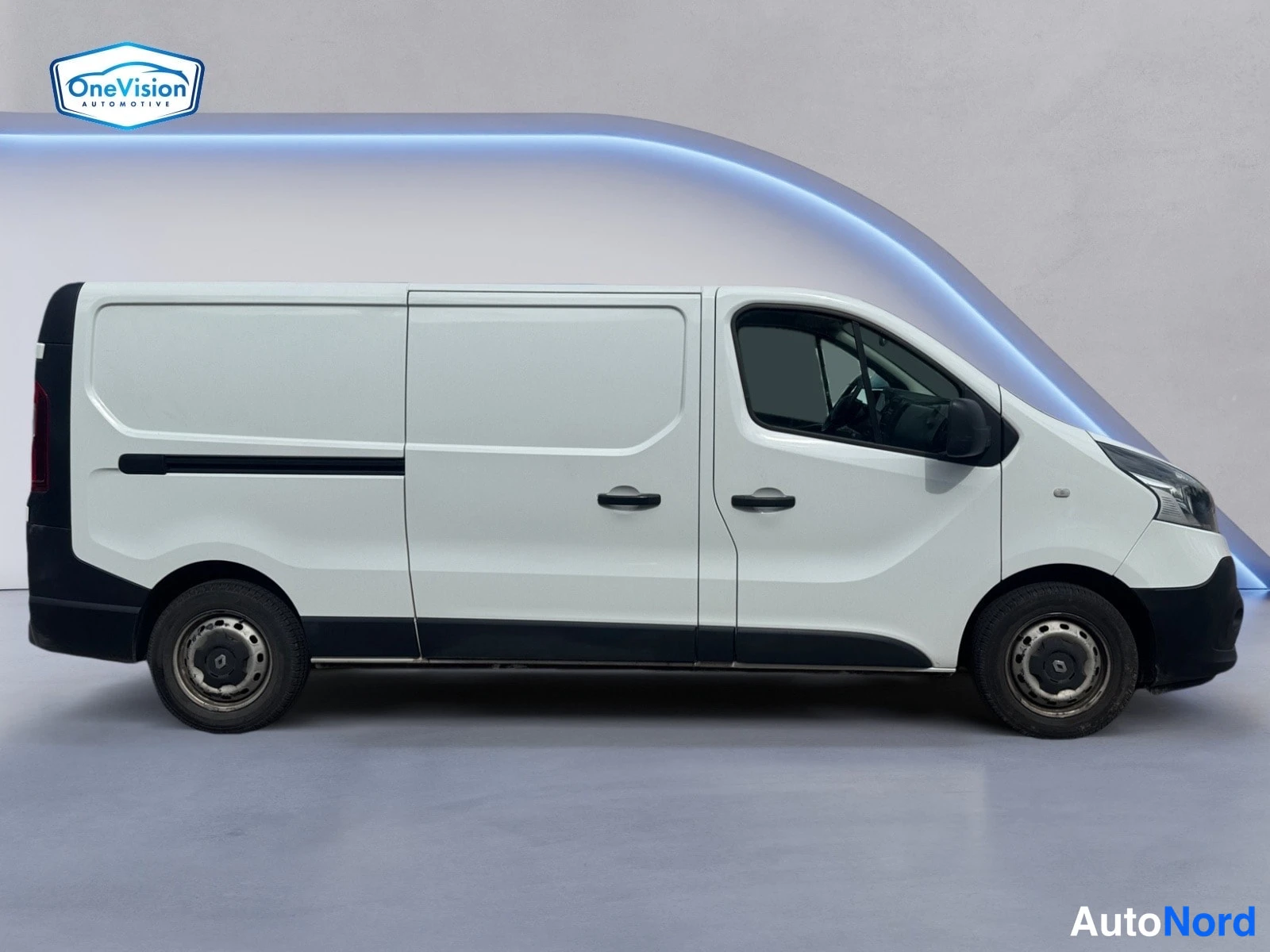Valkoinen Renault Trafic 2015, sivulta, kuva 5