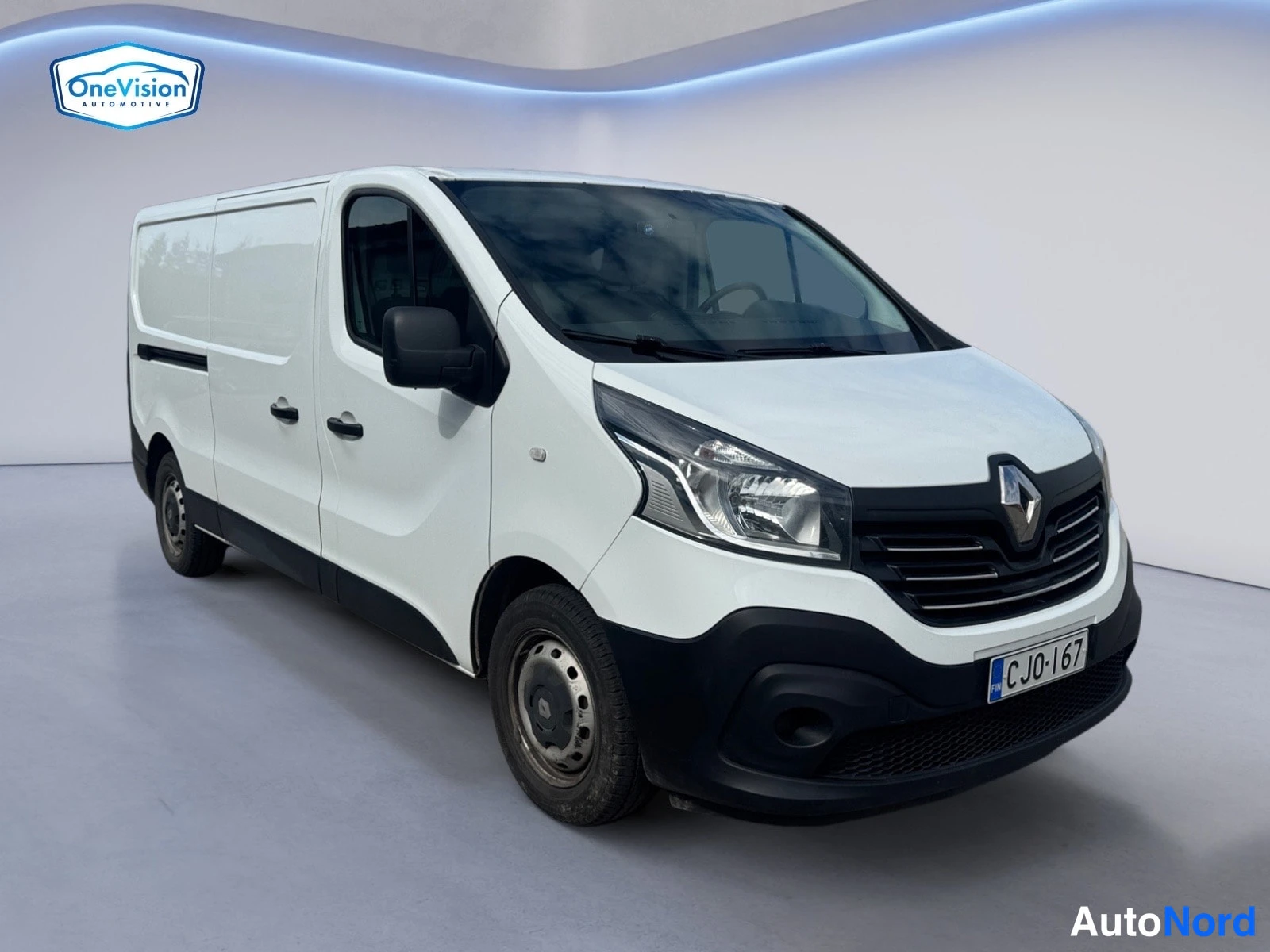 Valkoinen Renault Trafic 2015, etuviisto, keula oikealle, kuva 2