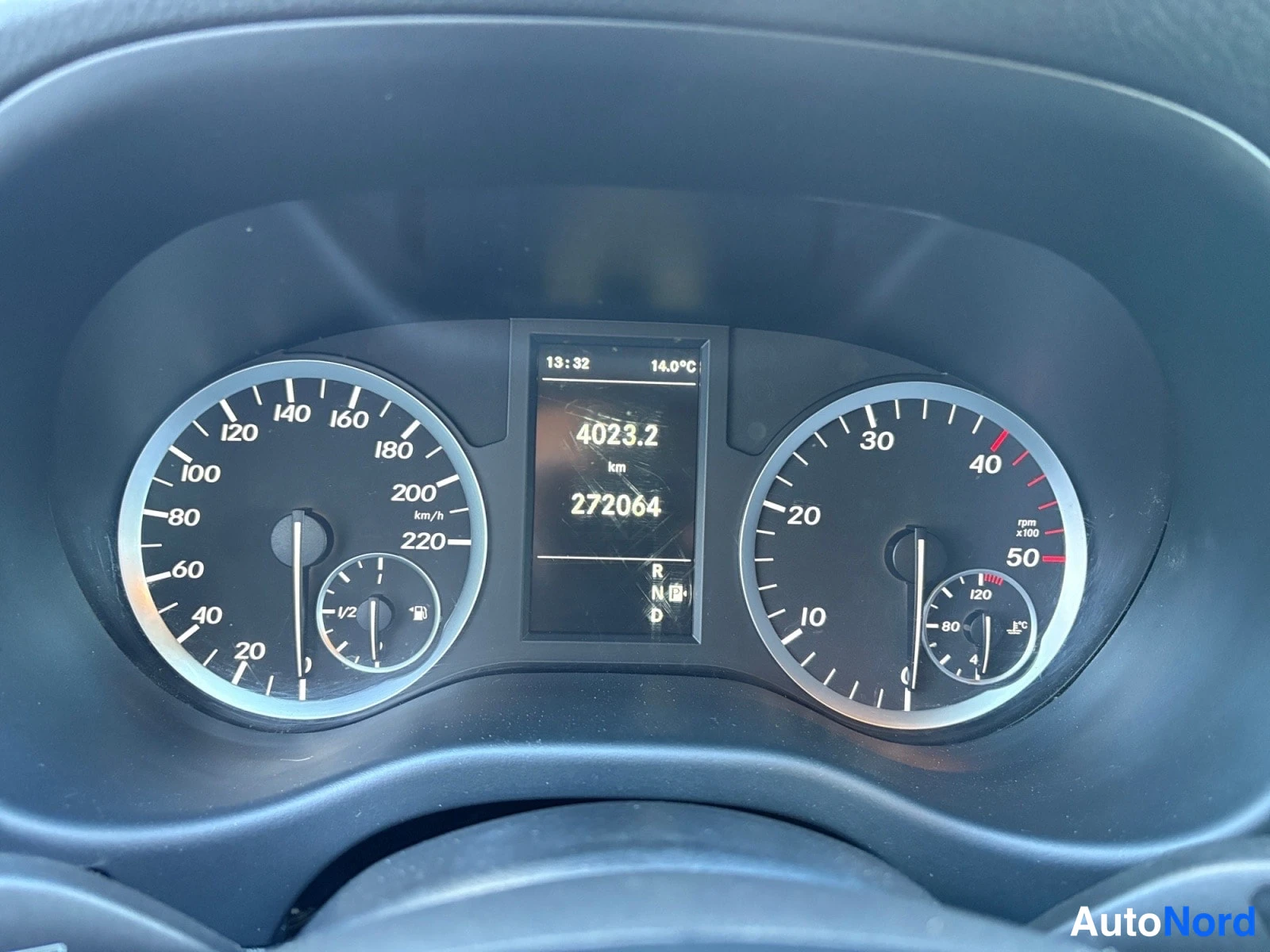 Valkoinen Mercedes-Benz Vito 2019, yksityiskohta, kuva 15