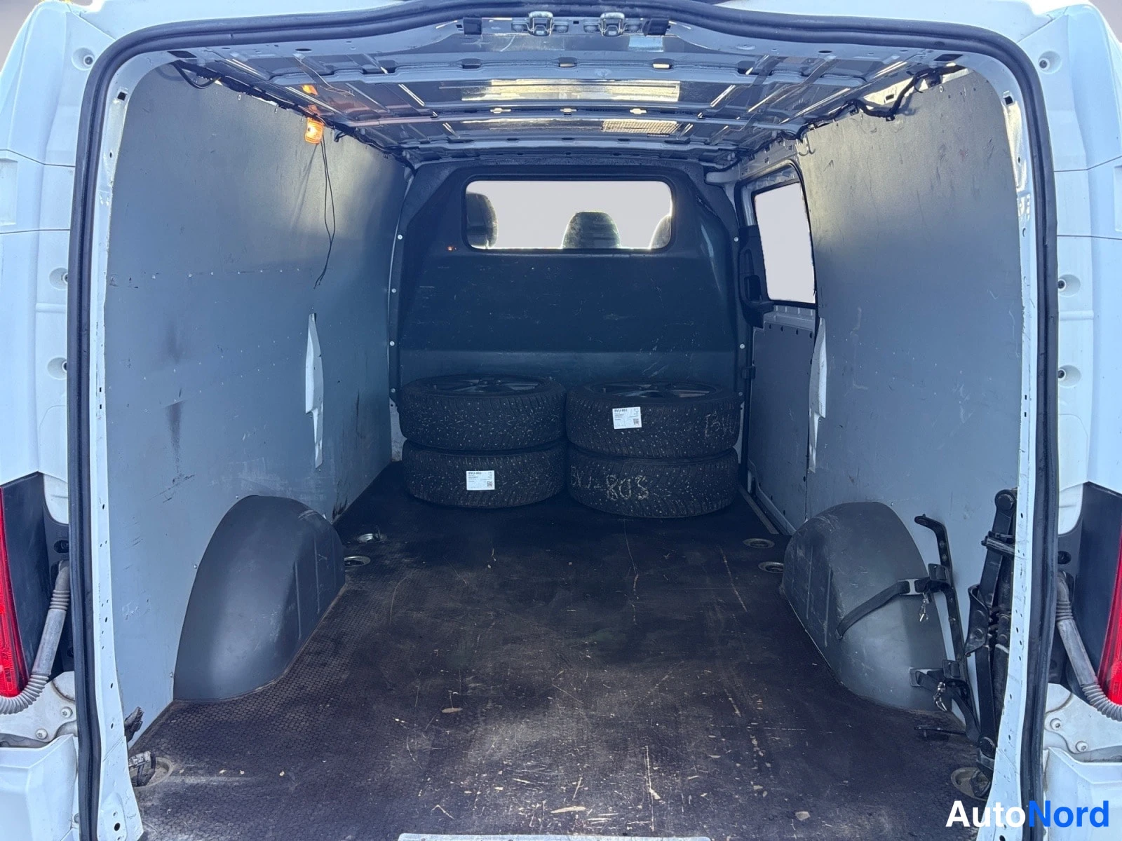 Valkoinen Mercedes-Benz Vito 2019, tavaratila, kuva 13