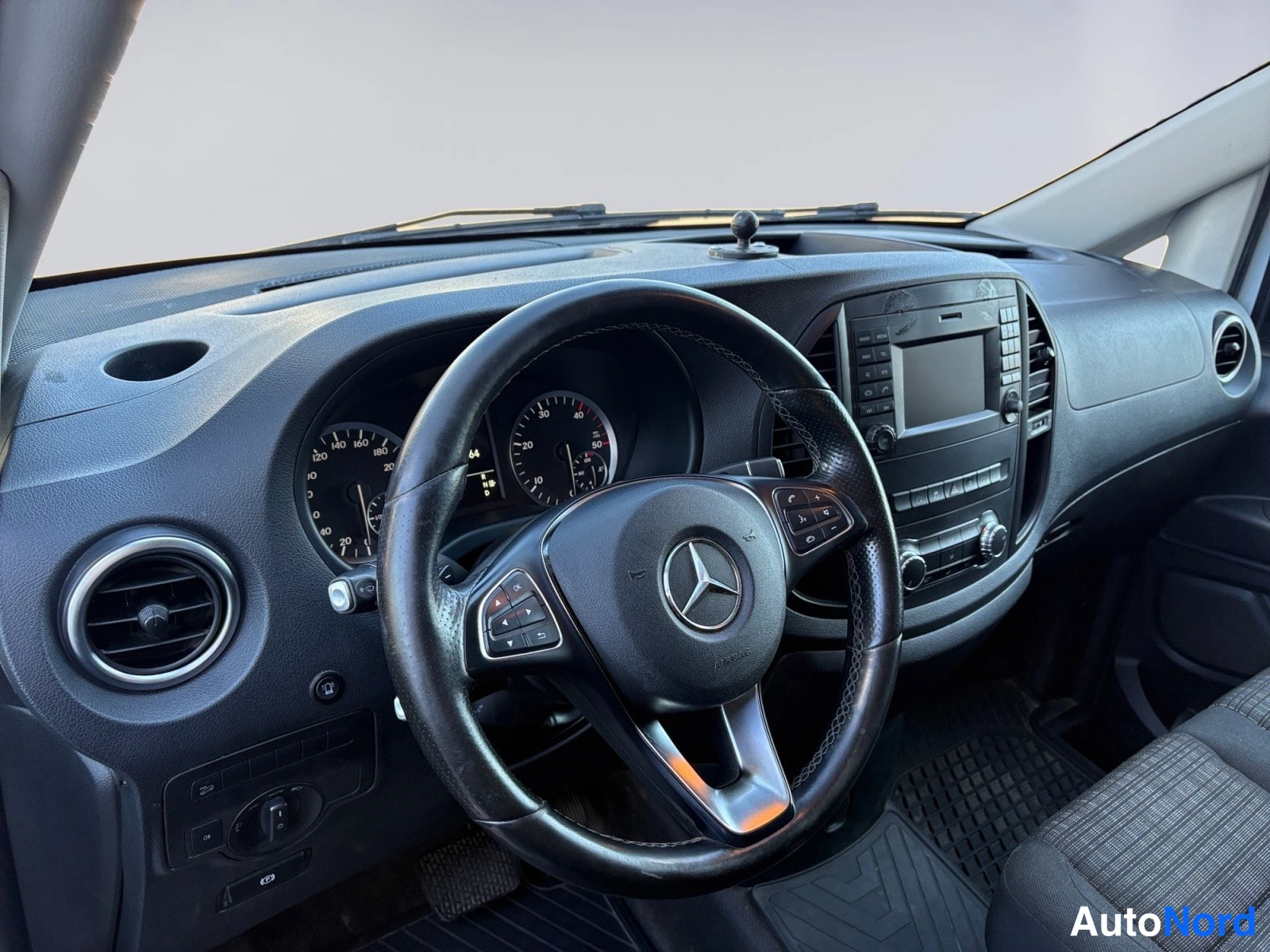 Valkoinen Mercedes-Benz Vito 2019, ohjaamo, kuva 9