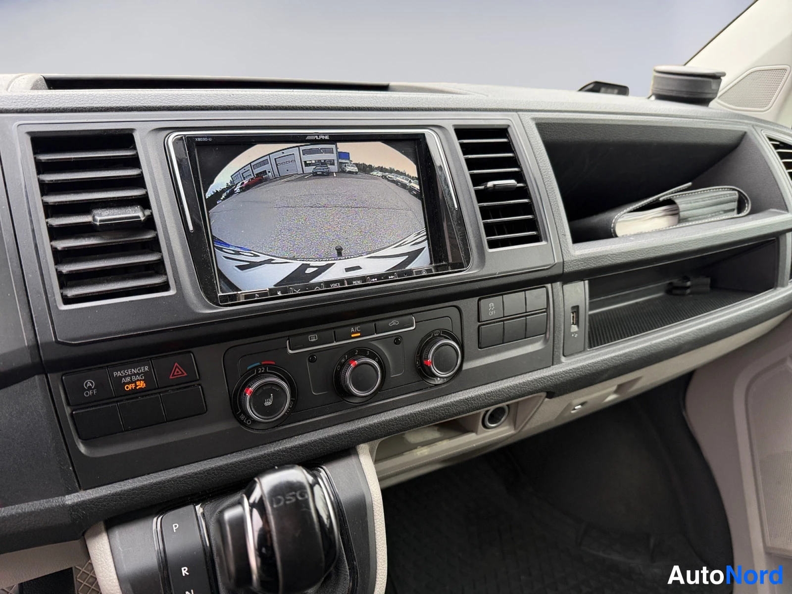 Ruskea Volkswagen Transporter 2019, ohjaamo, kuva 11