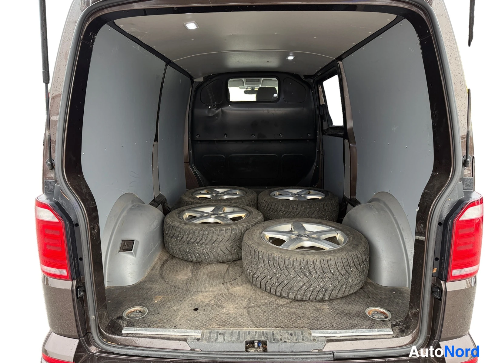 Ruskea Volkswagen Transporter 2019, tavaratila, kuva 14