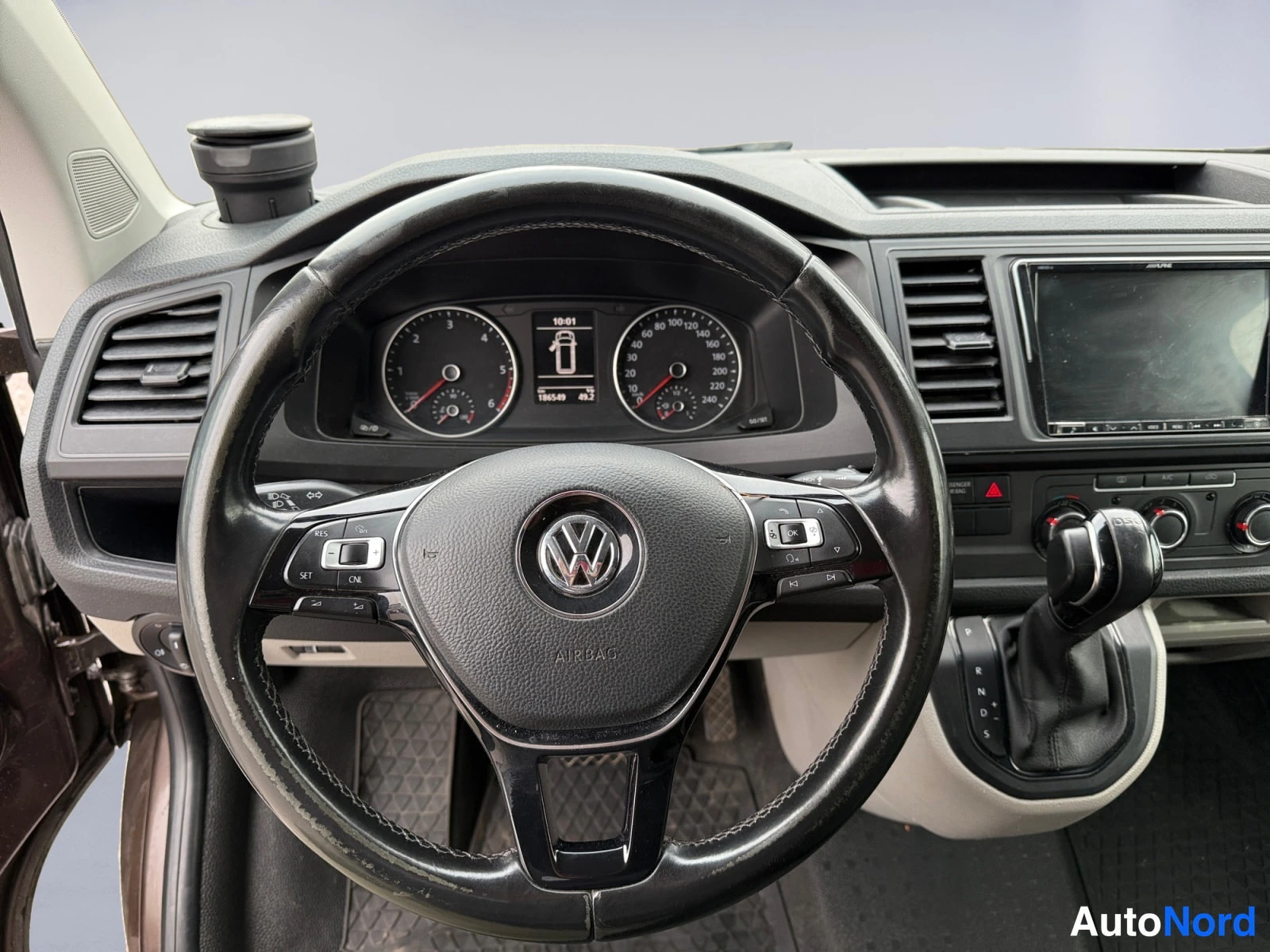 Ruskea Volkswagen Transporter 2019, ohjaamo, kuva 10