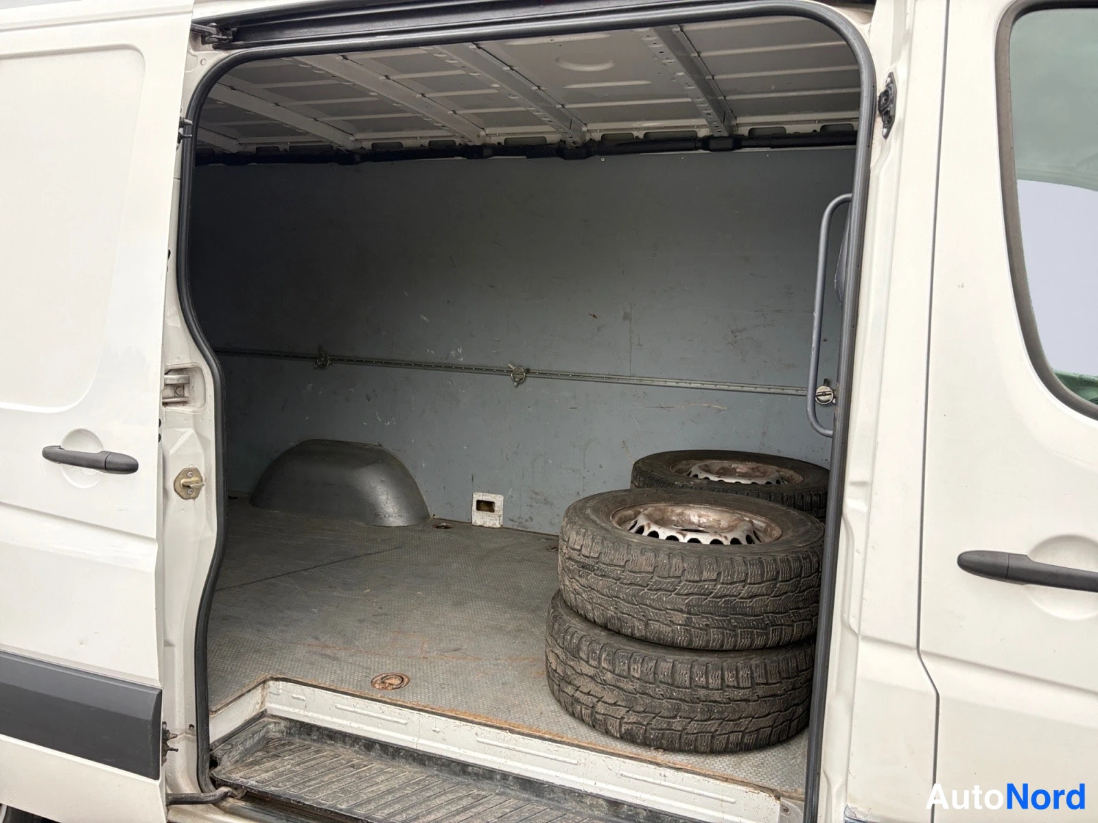 Valkoinen Volkswagen Crafter 2015, tavaratila, kuva 11