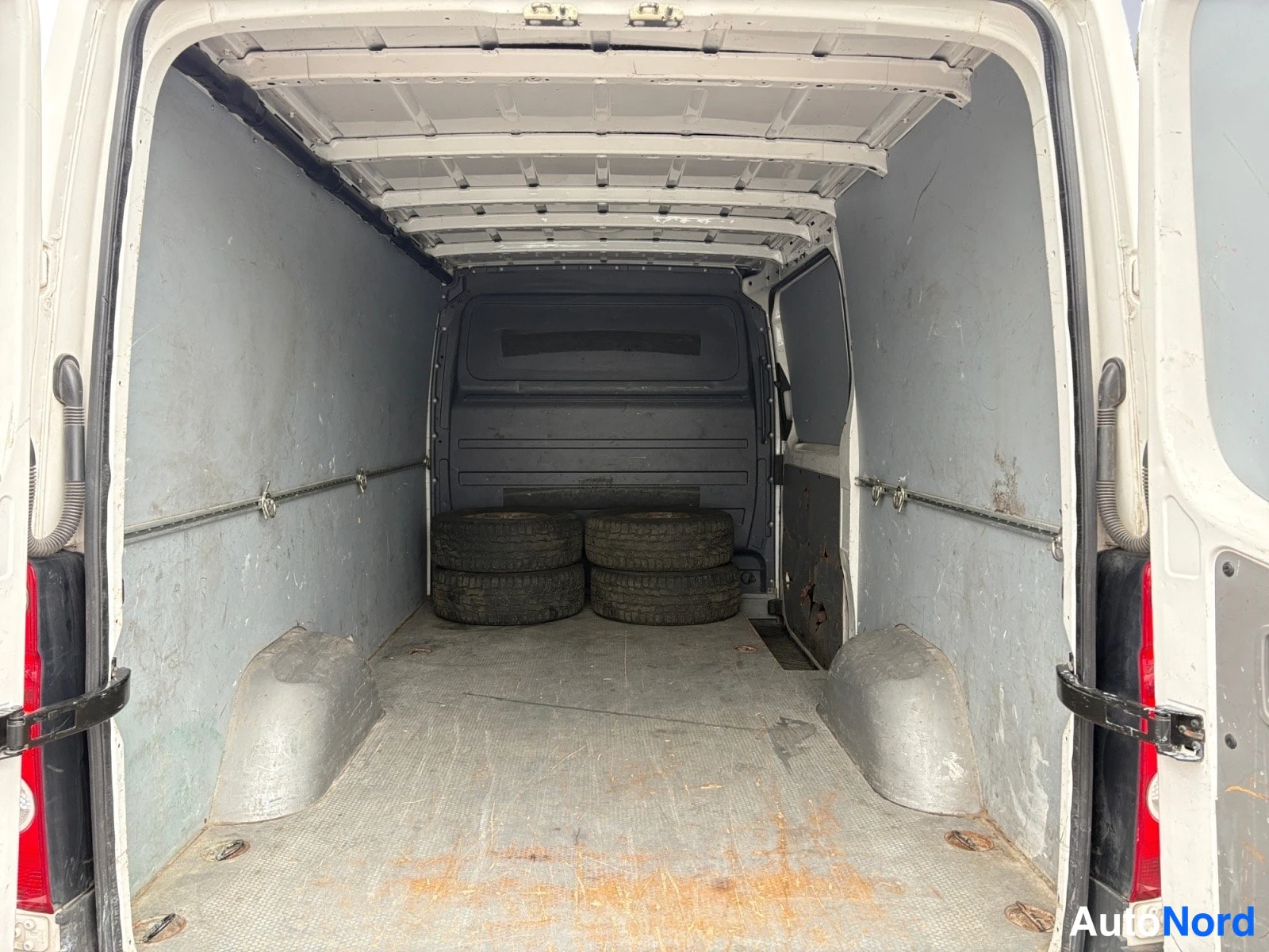 Valkoinen Volkswagen Crafter 2015, tavaratila, kuva 12
