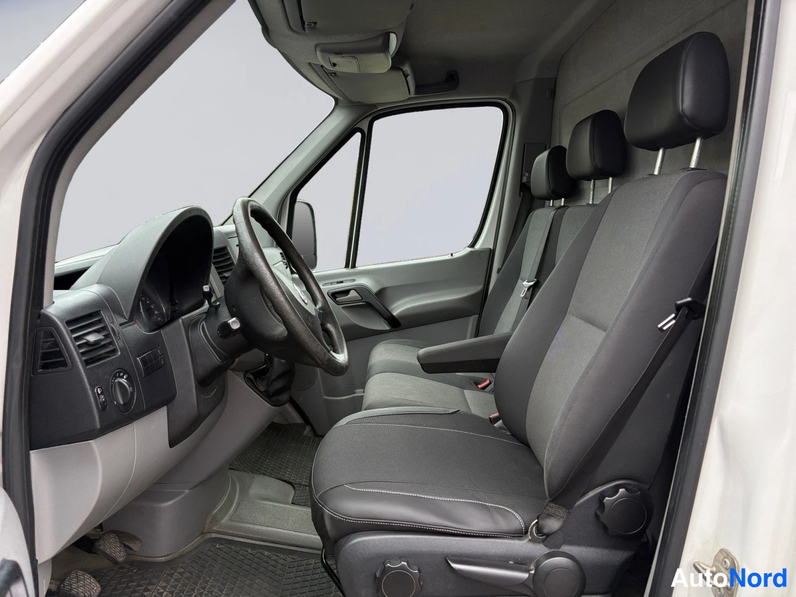 Valkoinen Volkswagen Crafter 2015, ohjaamo, kuva 9