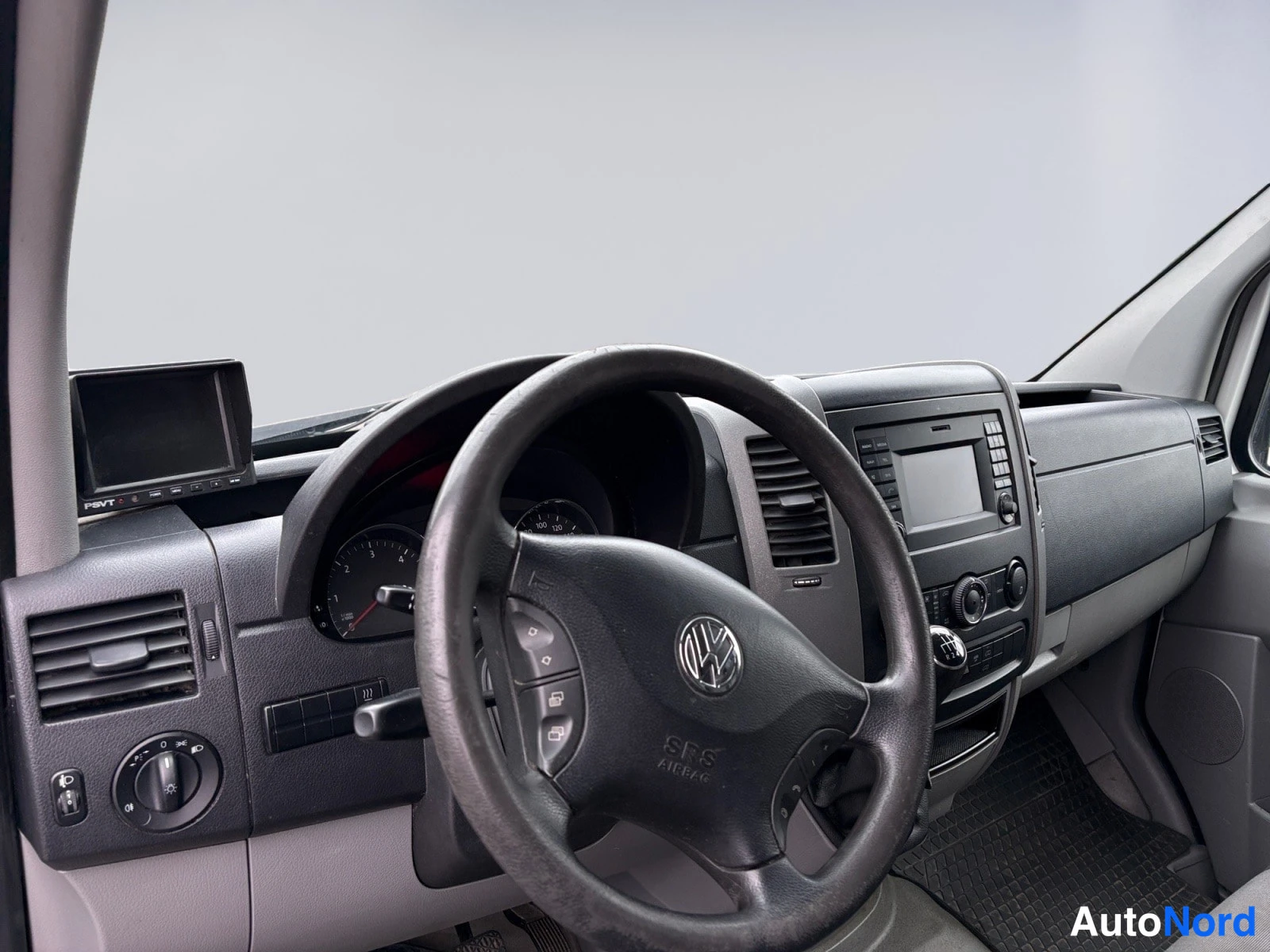Valkoinen Volkswagen Crafter 2015, yksityiskohta, kuva 13