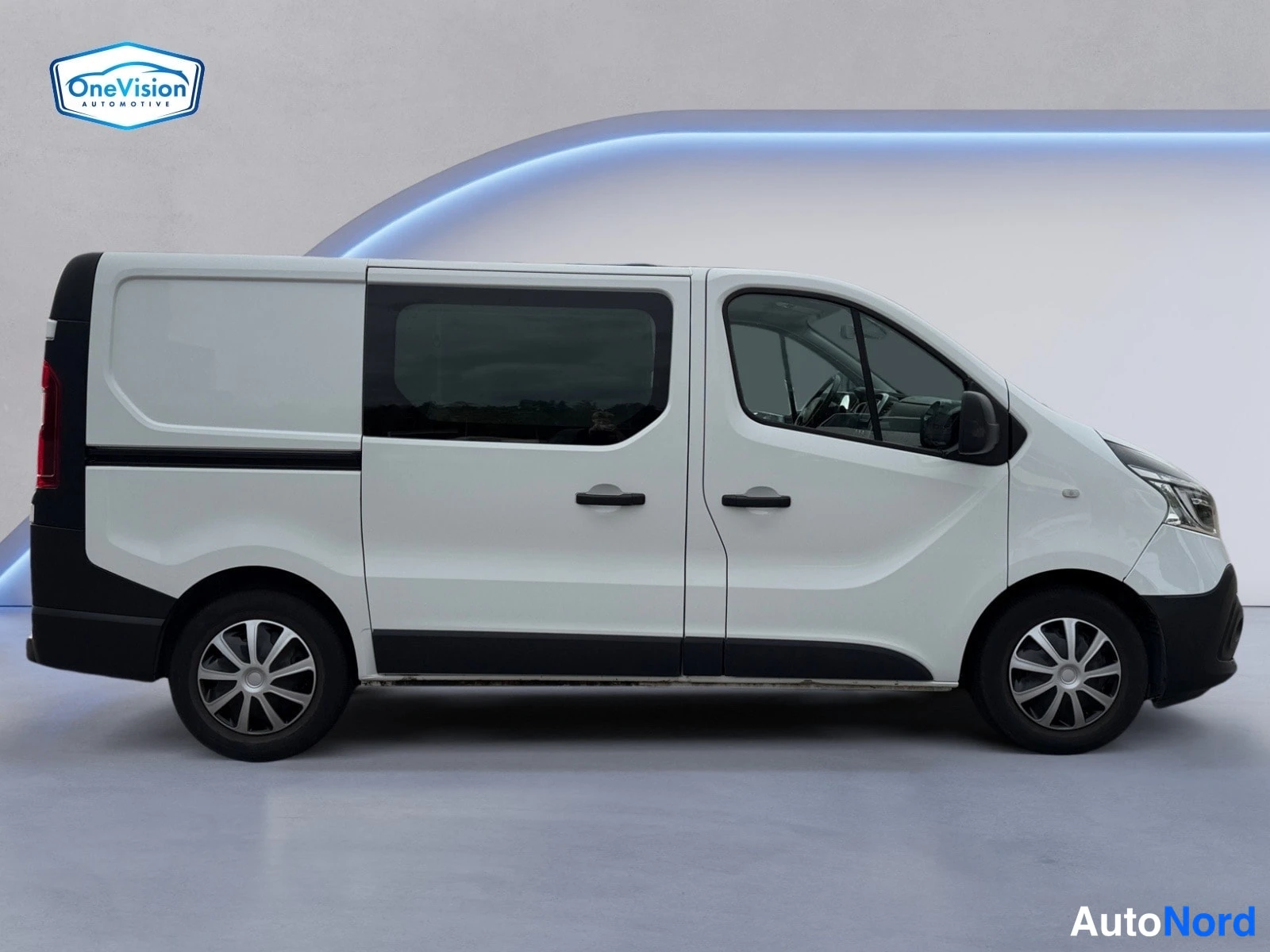 Valkoinen Renault Trafic 2020, sivulta, kuva 4