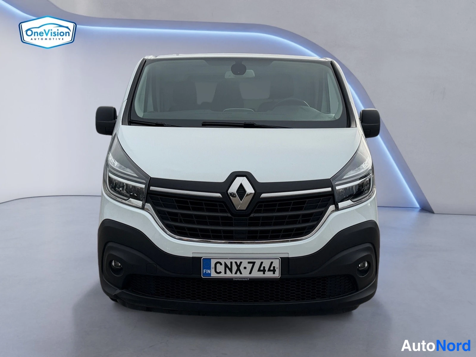 Valkoinen Renault Trafic 2020, edestä, kuva 3